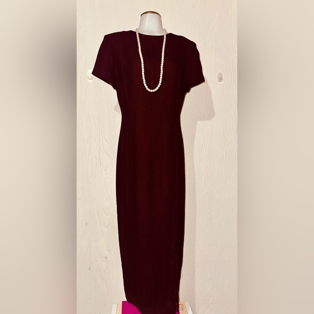 Maggy London? Women’s Maroon Short Sleeve Mesh Floral Applique Sheath Dress